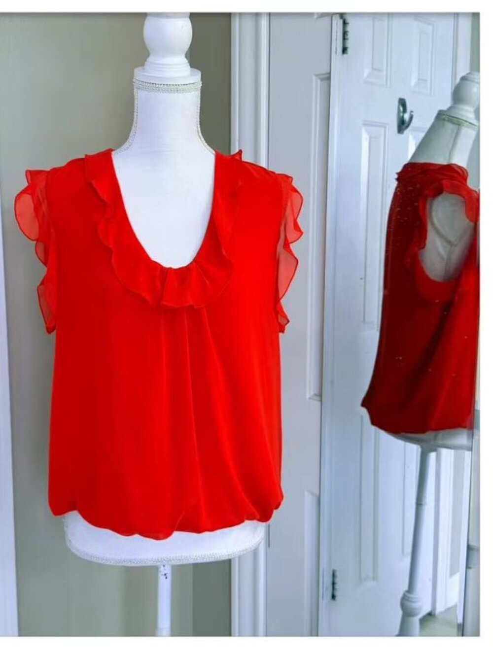Max Studio scoop neckline and delicate ruffle trim sleeveless blouse size M